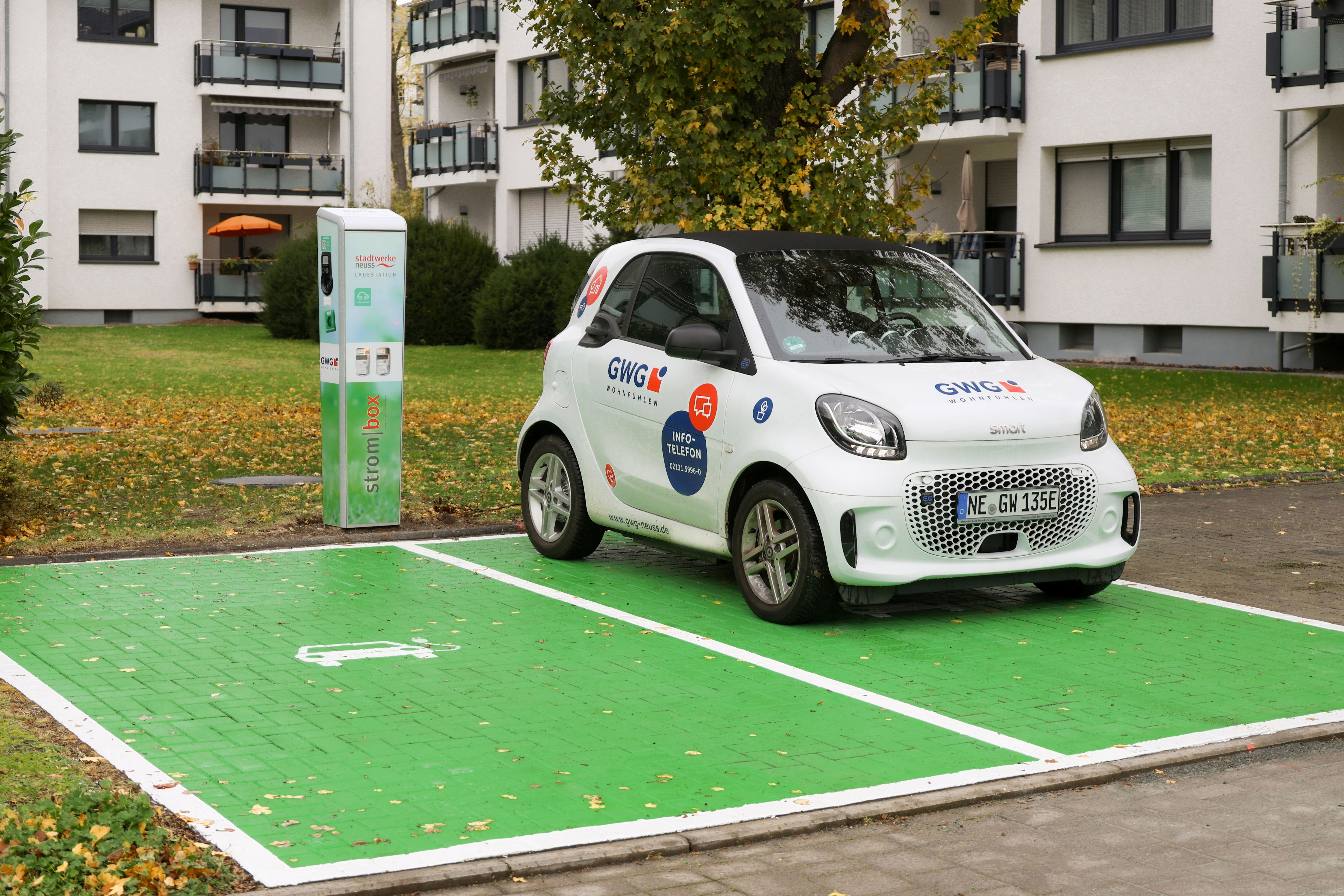 GWG Auto vor der Lades&auml;ule im Stauffenbergpark