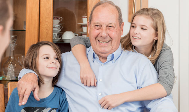 Generationen vereint: Heinz-Peter Röttges mit seinen Enkelkindern